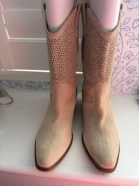 BCBGeneration Beige mid calf boots